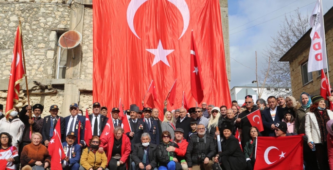 “Asırlık Yürüyüşü Devam Ettirdiler”